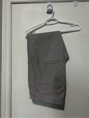 Old Navy Cropped Pixie Pants in Light Grey